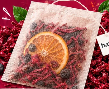Filtrante grande con flores de Jamaica, una rodaja de naranja y arándanos.
