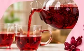 La infusión roja se sirve en tazas de vidrio.