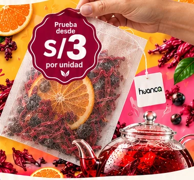 Filtrante de Jamaica con naranja y arándano junto a una tetera de infusión.